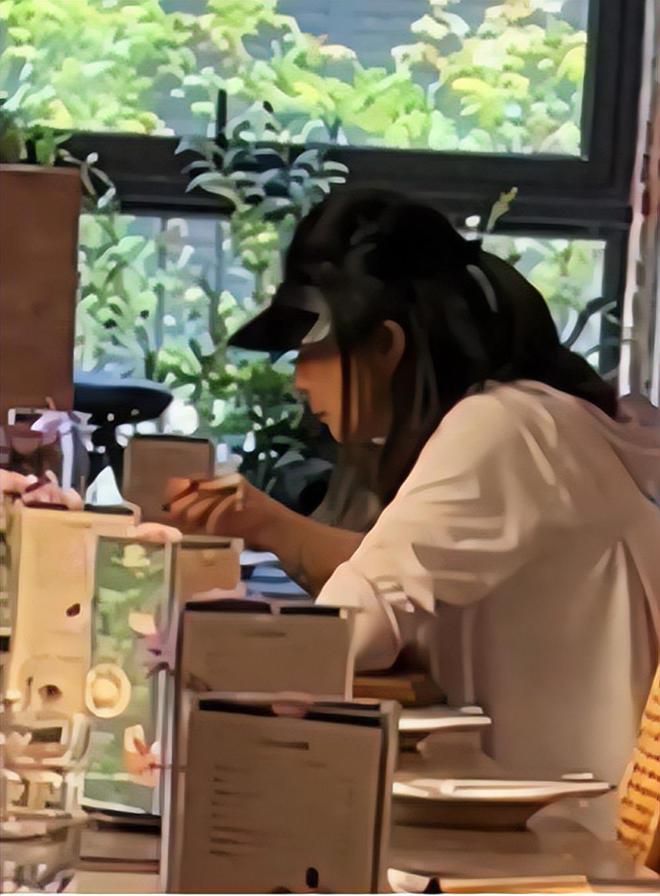 郭晶晶披头散发太朴素网友：孩子咋办球王会体育霍启刚陪老婆吃午饭43岁