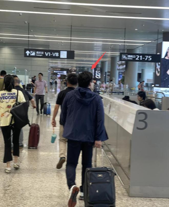 郭晶晶披头散发太朴素网友：孩子咋办球王会体育霍启刚陪老婆吃午饭43岁(图2)