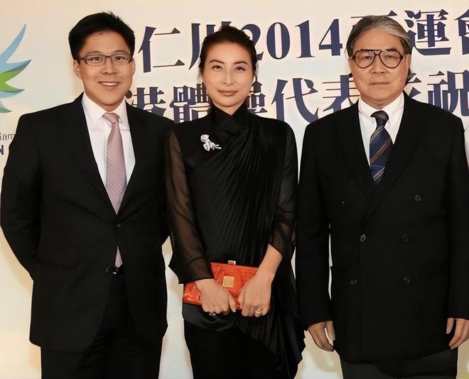 郭晶晶披头散发太朴素网友：孩子咋办球王会体育霍启刚陪老婆吃午饭43岁(图3)