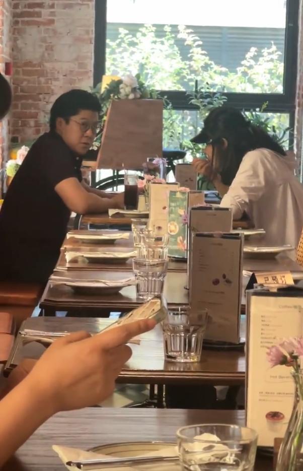 郭晶晶披头散发太朴素网友：孩子咋办球王会体育霍启刚陪老婆吃午饭43岁(图5)