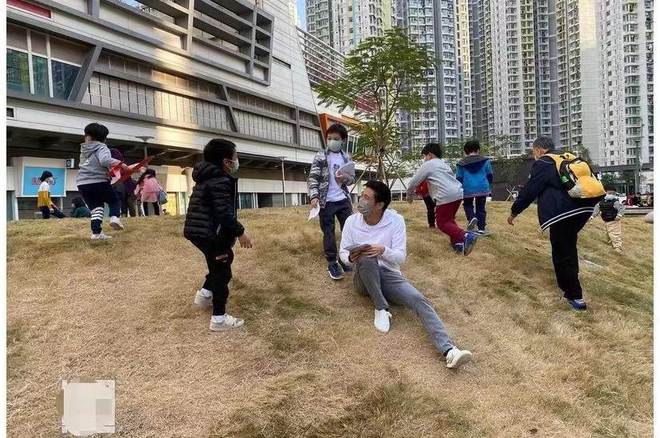 郭晶晶披头散发太朴素网友：孩子咋办球王会体育霍启刚陪老婆吃午饭43岁(图6)