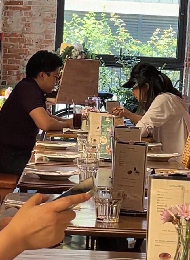 郭晶晶披头散发太朴素网友：孩子咋办球王会体育霍启刚陪老婆吃午饭43岁(图8)