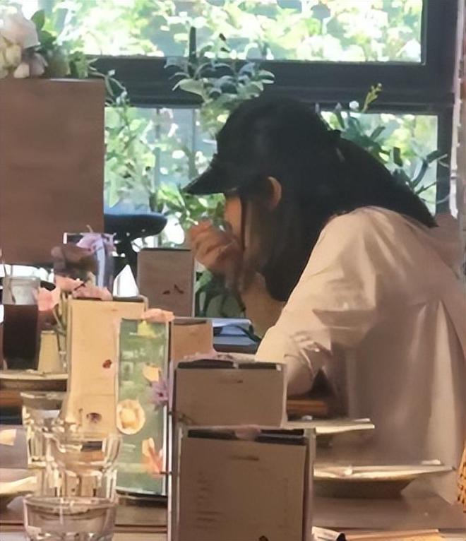 郭晶晶披头散发太朴素网友：孩子咋办球王会体育霍启刚陪老婆吃午饭43岁(图11)