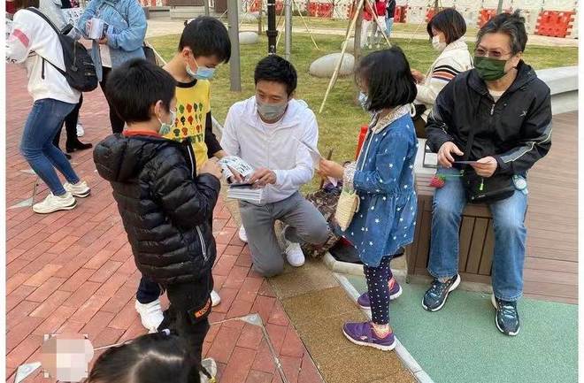 郭晶晶披头散发太朴素网友：孩子咋办球王会体育霍启刚陪老婆吃午饭43岁(图12)
