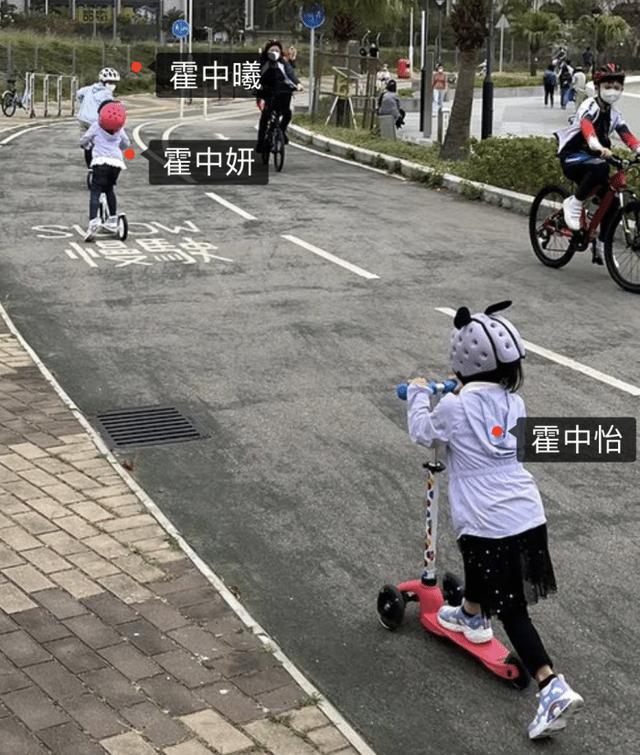 郭晶晶披头散发太朴素网友：孩子咋办球王会体育霍启刚陪老婆吃午饭43岁(图13)