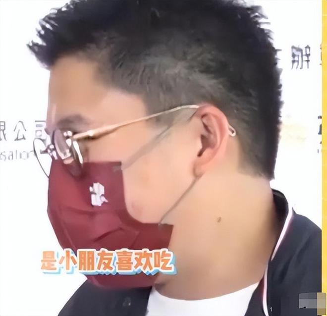 郭晶晶披头散发太朴素网友：孩子咋办球王会体育霍启刚陪老婆吃午饭43岁(图15)