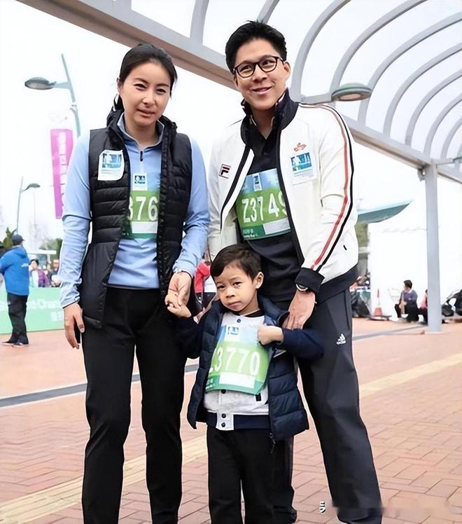 郭晶晶披头散发太朴素网友：孩子咋办球王会体育霍启刚陪老婆吃午饭43岁(图18)