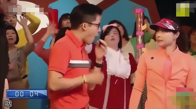 郭晶晶披头散发太朴素网友：孩子咋办球王会体育霍启刚陪老婆吃午饭43岁(图20)