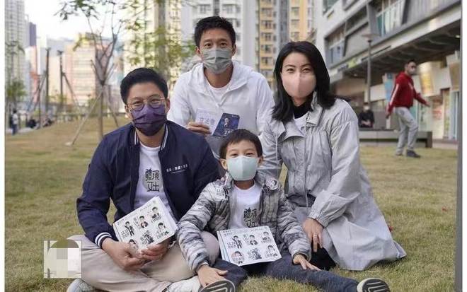 郭晶晶披头散发太朴素网友：孩子咋办球王会体育霍启刚陪老婆吃午饭43岁(图19)