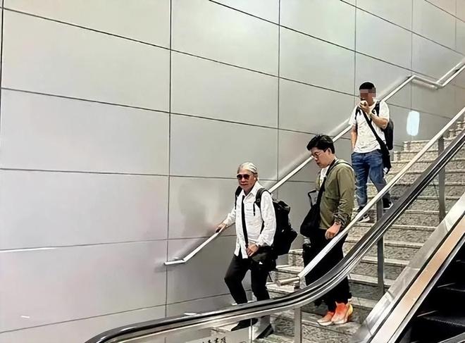郭晶晶披头散发太朴素网友：孩子咋办球王会体育霍启刚陪老婆吃午饭43岁(图21)